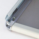 Sistem-otvaranja-aluminijumskog-klik-klak-poster-rama-od-profila-32mm-sa-sjajnim-uglovima
