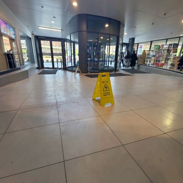 Plasticna tabla upozorenja za zatvorene prostore. Stabilna Tabla klizav pod za veću bezbednost i jasno označavanje opasnosti.