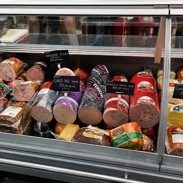 Jahači (prstenovi) za kobasice su praktično i higijensko rešenje za isticanje cena na odeljenju delikatesa. Idealni su za označavanje proizvoda različitih dimenzija, od čajnih kobasica do mortadela, bez oštećenja fabričkog pakovanja. U kombinaciji sa piši-briši karticama, omogućavaju brz, uredan i pregledan prikaz cena.