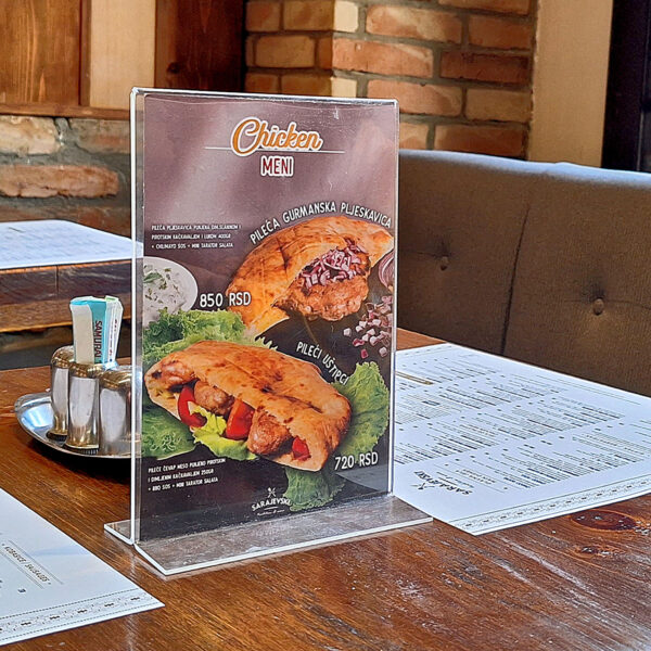 Pored jednostranih zakrivljenih info tabli, u našoj ponudi možete pronaći dvostrane sendvič table. Postavljene pod uglom od 90 stepeni u odnosu na površinu omogućavaju ubacivanje obostrano štampanog materijala . Papir se ubacuje sa donje strane razmicanjem baze, tako da se otvori prostor za papir. Kada se papir ubaci table se same primiču jedna drugoj i drže papir pripojen u sredini (kao u sendviču).