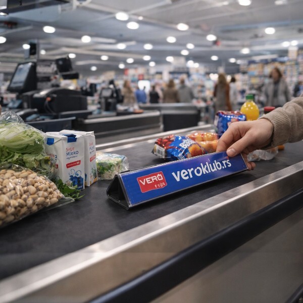 Graničnik za razdvajanje kupaca na kasi. Standardno u ponudi možete odabarati ispis "Sledeći kupac" ili "Kasa zatvorena". Pored standarnih ispisa moguće je graničnik koristiti za reklamiranje. Razdvojite kupce, ubrzajte kase i smanjite gužve!