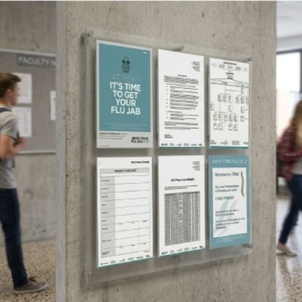 Aluminijumska oglasna info tabla za obaveštenja predstavlja elegantno i savremeno rešenje za postavljanje većeg broja infomativnih materijla, u formatu A4 (grupisano na jednom mestu). Proizvod izgleda poput debljeg rama za slike koji se jednostavno otvara i zatvara i ogućava postavljanje info materijala. Ledja info table su izradjena od pocinkovanog lima (ofarbana u belu boju), dok je okvir od aluminijmuskog profila. Pored toga ram ima iznutra postavljane zaštitne gume koje služe sprečavanju prodora vlage i daju vodootpornost. Dodatno ram ima ugradjene bravice sa ključem kako bi osigurale da ne može niko neovlašćeno da otvara i menja materijal. Samo postavljenje materijala na ledja rama (kada se otvori) se vrši veoma jednostavno – tačnije materjal se pričvrščuje pomoću magnetnih „dugmića“ – oni se odvojeno poručuju / kupuju. U zavisnosti od potrebe kupca, standarno u ponudi imamo tri različite aluminijumske oglasne info table, tačnije različitih formata. Prva najuža info tabla ima 2 kolone horizontalno sa po 3 vertikale pozicije A4 (ukupno 6 pozicija). Srednja info tabla 3 kolone horizontalno sa po 3 vertikale pozicije A4 (ukupno 9 pozicija). I poslednja velika info tabla ima 3 kolone horizontalno sa po 4 vertikale pozicije A4 (ukupno 12 pozi