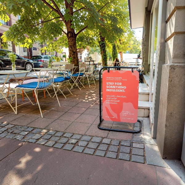 Ulična SWING reklamna tabla sa čeličnim okvirom predstavlja unapređenu verziju klasične reklamne table, namenjenu za dugotrajnu upotrebu na otvorenom prostoru. Idealna je za postavljanje ispred prodavnica, restorana, kafića, pekara, salona i drugih poslovnih objekata, gde je važno brzo privući pažnju prolaznika.