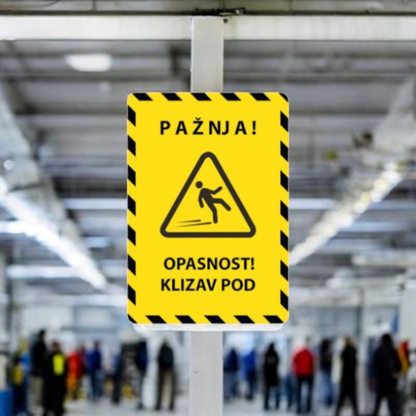 Ukoliko odaberete forex ploču, ona je debljine 3 mm i presvučena je mat štampanom folijom (naljepnicom), a može se montirati na zid jednostavno pomoću četiri "tačke" postavljene u uglovima. S druge strane, ALU bond ploča je debljine 2 mm, također je presvučena mat štampanom folijom (naljepnicom), a montaža na zid se vrši pjenastom dvostruko ljepljivom trakom ili vijcima koji se postavljaju u uglove.