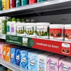 Štampani P.O.S. displeji za police i rafove namenjeni su efektnoj prezentaciji proizvoda, akcija i promotivnih poruka direktno na mestu prodaje.