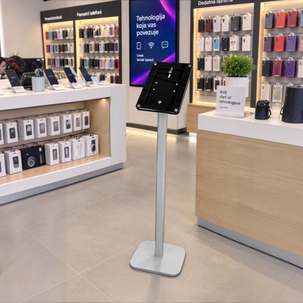 Podni stalak za tablet visine 120 cm sa stabilnom metalnom konstrukcijom i sigurnim držačem. Idealan za prodavnice, sajmove i poslovne prostore.