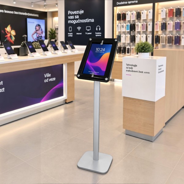 Podni stalak za tablet visine 120 cm sa stabilnom metalnom konstrukcijom i sigurnim držačem. Idealan za prodavnice, sajmove i poslovne prostore.