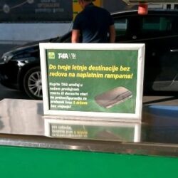 Dvostrani aluminijumski ramovi za postere sa postoljem predstavljaju praktično i savremeno rješenje za izlaganje promotivnih materijala. Namienjeni su prvenstveno za postavljanje postera na ravne površine, ali se po potrebi mogu montirati i bočno na zid ili na tavanicu, što im daje dodatnu fleksibilnost u primeni.