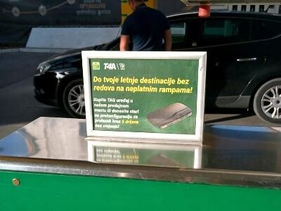 Dvostrani aluminijumski ramovi za postere sa postoljem predstavljaju praktično i savremeno rješenje za izlaganje promotivnih materijala. Namienjeni su prvenstveno za postavljanje postera na ravne površine, ali se po potrebi mogu montirati i bočno na zid ili na tavanicu, što im daje dodatnu fleksibilnost u primeni.