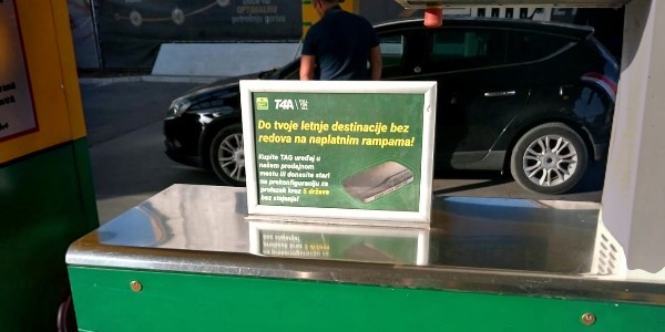 Dvostrani aluminijumski ramovi za postere sa postoljem predstavljaju praktično i savremeno rješenje za izlaganje promotivnih materijala. Namienjeni su prvenstveno za postavljanje postera na ravne površine, ali se po potrebi mogu montirati i bočno na zid ili na tavanicu, što im daje dodatnu fleksibilnost u primeni.