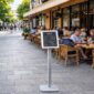 Rotirajuća samostojeća info tabla sa A4 klik-klak ramom idealna je za menije, cenovnike i obaveštenja u restoranima, hotelima i prodajnim objektima.